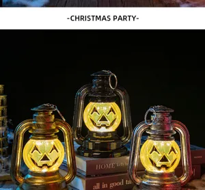 Gros plan sur les lanternes de citrouille d'Halloween avec lumière LED chaude et cadre rétro