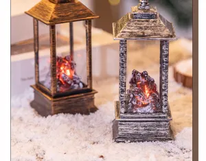 Détail de lanternes de cheminée LED vintage bronze et argent avec une flamme vacillante