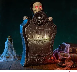 Detalle de lápida de Halloween con esqueleto ascendente y ojos LED rojos brillantes