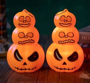 Gros plan de lanternes de citrouille d'Halloween lumineuses sur un décor sombre