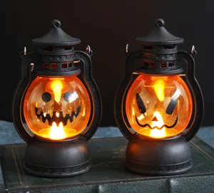 Détail de deux lanternes citrouilles Halloween vintage avec lumière LED chaude