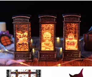 Dettaglio di lanterne di Halloween a cabina telefonica con figure di fantasmi e teschi