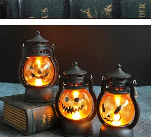 Trois lanternes citrouille Halloween vintage brillant sur des livres anciens.
