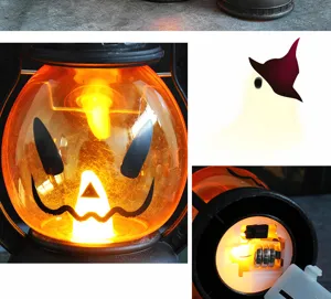 Gros plan du visage de lanterne citrouille lumineuse et détails du compartiment pile