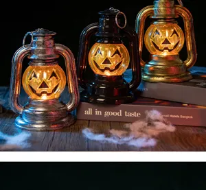 Vue détaillée de trois lanternes citrouilles d'Halloween avec une lumière orange chaude.