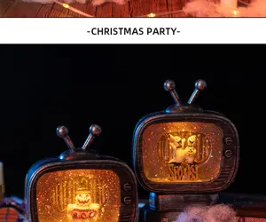 Vista ravvicinata di decorazioni di Halloween TV retrò con zucche e fantasmi luminosi