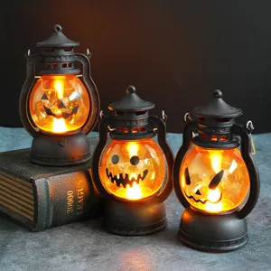 Lanternes à huile citrouille LED Halloween rétro avec lumière chaude sur fond de livre ancien