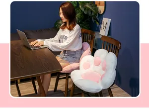 Schönes Katzenpfoten Plüsch Stuhlkissen Detail, weicher und warmer Sitz für Zuhause und Büro.