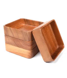 Détail de plateau carré en bois d'acacia, texture naturelle du grain, vaisselle élégante.