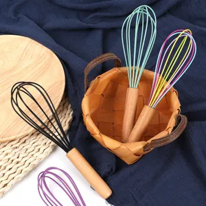 Handmatige siliconen garde met beukenhouten handvat voor koken en bakken in keuken.
