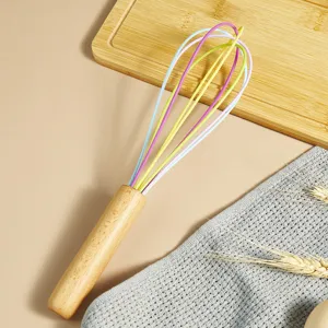 Kleurrijke siliconen garde met houten handvat voor keuken bakken en eieren kloppen