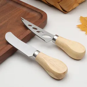 Ensemble de couteaux a fromage et a beurre en acier inoxydable avec manches en bois.