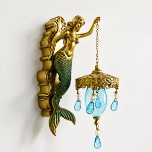 Elegante goldene Vintage-Wandlampe aus Harz im Meerjungfrau-Design mit blauen Kristalltropfen