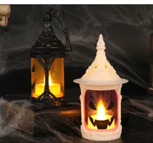 Detalle de farolillos LED de Halloween con velas brillantes y telarañas espeluznanti