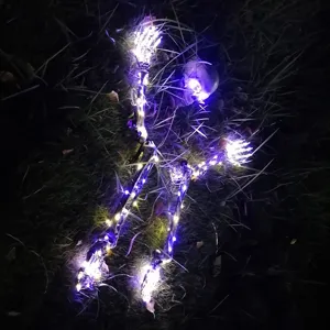 Halloween Skelett Gartenstecker mit violetten und warmweißen LED-Lichtern für Rasen