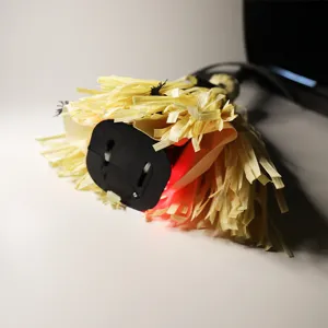 Detail des Elektromotors und des roten LED-Lichts in einem Halloween Hexenbesen-Requisit