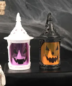 Vista detallada de linternas LED de Halloween con caras de calabaza para decoración
