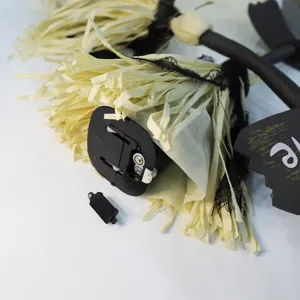 Nahaufnahme des Batteriefachs eines elektrischen Halloween-Hexenbesens für Dekoration
