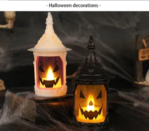 Primer plano de farolillos LED de Halloween blancos y negros con caras de calabaza