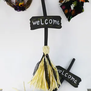 Detailansicht eines Halloween-Hexenbesens mit WELCOME-Schild und Stroh-Texturen