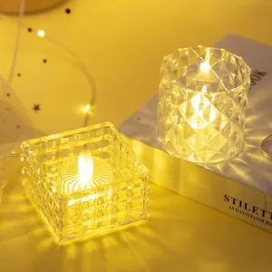 Set aus quadratischen und runden LED-Kerzen mit Kristallglashaltern für gemütliche Deko