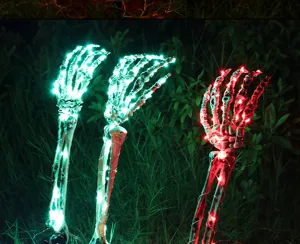 Gedetailleerd beeld van LED-skelethandstokken voor Halloween-tuindecoratie buiten