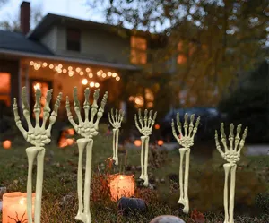 Realistische Halloween skelet handpennen voor een griezelige tuin- en buitenhuisdecoratie.
