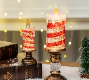 Dettaglio di candele LED elettroniche con strisce a spirale rosse su basi in bronzo.