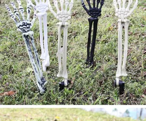 Gedetailleerde weergave van decoratieve Halloween skelethand tuinmarkers in het groene gras
