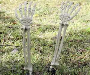 Detailweergave van realistische skelet hand tuinpalen voor Halloween decoratie buiten.