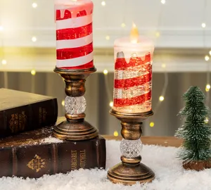 Candela LED a righe glitterate con supporto in bronzo vintage in ambiente festivo