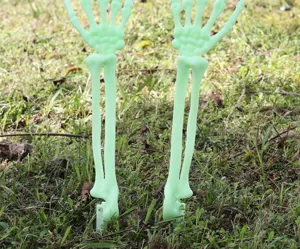 Detail van lichtgevende groene skelet hand grondpennen voor Halloween decoratie