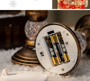 Dettaglio del vano batterie sulla base di una lampada a candela LED in bronzo antico