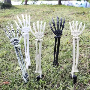 Griezelige Halloween skelet hand staken voor buiten in de tuin en gazon decoraties
