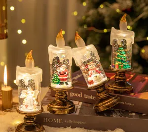 Gedetailleerde close-up van vier kerst sneeuwbol kaarslampen met feestelijke scènes.