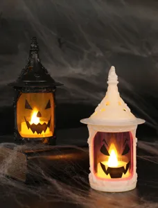 Detalle de los faroles LED de Halloween blancos y negros con caras de calabaza brillantes