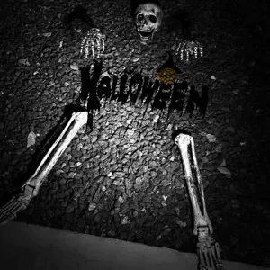 Gruselige Halloween Skelett Bodenstecker Deko mit Leuchtfunktion und Halloween-Text.