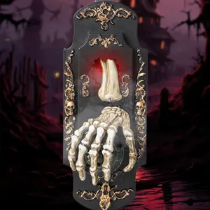 Timbre de Halloween aterrador con mano de esqueleto y detalle de luz roja
