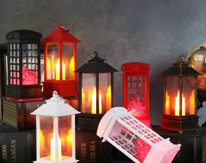 Dettaglio di lanterne LED colorate con candele calde su libri d'epoca e vintage.