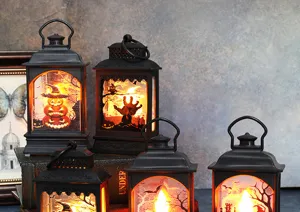Dettaglio di lanterne LED di Halloween vintage con sagome di zucca e pipistrello spettrali