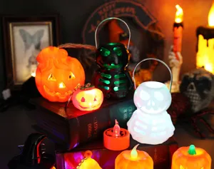 Ζεστή σκηνή Halloween με φωτιζόμενα φανάρια κολοκύθας και σκελετούς πάνω σε παλιά βιβλία