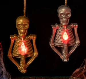 Dettaglio di lanterne a candela LED a scheletro di Halloween in oro e argento