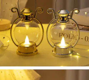 Coppia di lanterne a LED retro oro e argento che brillano su un tavolo