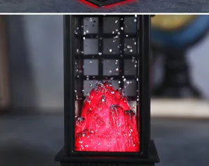 Primo piano di una lanterna LED decorativa con un vulcano rosso acceso e brillantini.