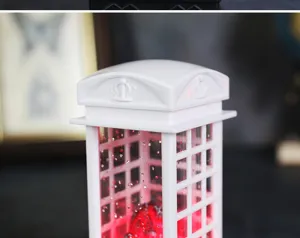 Dettaglio di lanterna di Natale a LED bianca stile cabina telefonica con luce rossa