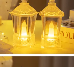 Detailopname van twee decoratieve LED-kristallen lantaarns met warm kaarslichteffect