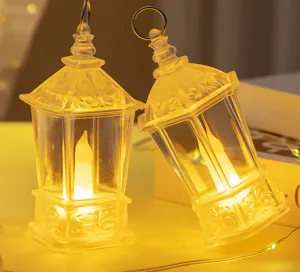 Detailopname van LED kristallen kaarslantaarns met warm geel licht en reliëfpatroon