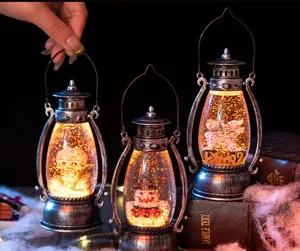 Dettaglio di tre lanterne di Halloween retrò con figure di teschi e fantasmi che brillano.