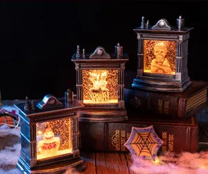 Dettaglio di tre lanterne per camino di Halloween con calde luci interne brillanti