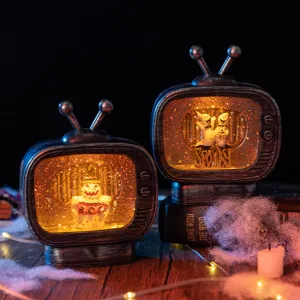 Lanterne di Halloween a forma di TV retrò con fantasmi e glitter caldi all'interno.